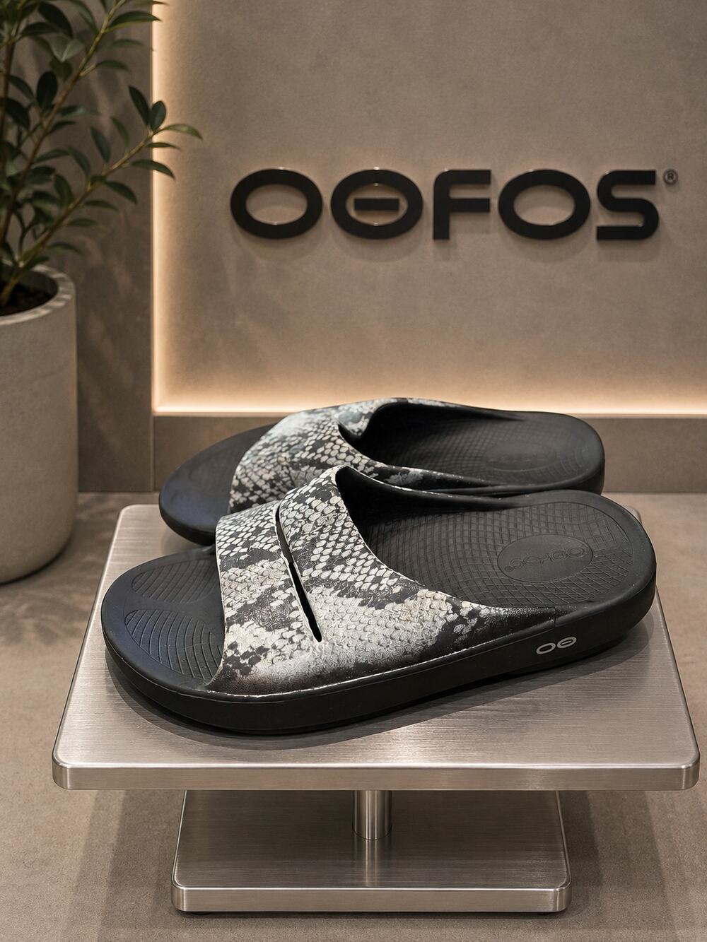 OOFOS OOahh Snakeskin Recovery Slide Sandals Black White M8 W10 EU41